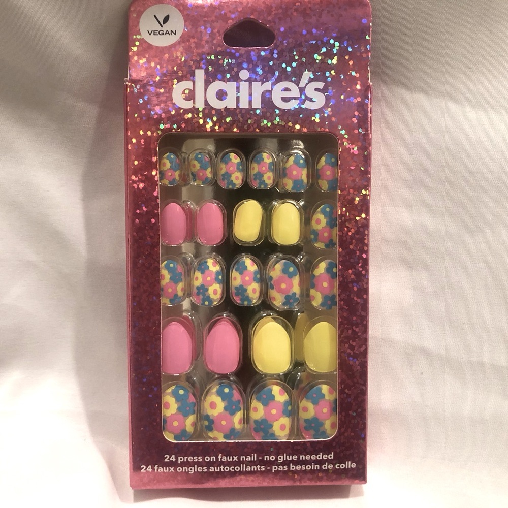 Claire’s 24 Press on Faux Nail Kit